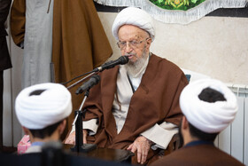 سخنرانی آیت الله مکارم شیرازی در بین طلاب معمم شده در روز میلاد امام حسین(ع)