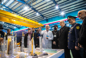 مسعود پزشکیان، رئیس جمهور و عزیز نصیرزاده، وزیر دفاع و محسن حاجی میرزایی، رئیس دفتر رئیس جمهور در بازدید از توانمندیهای دفاعی و فضایی وزارت دفاع