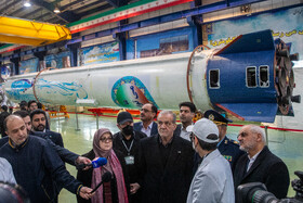 مسعود پزشکیان، رئیس جمهور، محسن حاجی میرزایی، رئیس دفتر رئیس جمهور و فاطمه مهاجرانی، سخنگوی دولت در مراسم بازدید از توانمندیهای دفاعی و فضایی وزارت دفاع