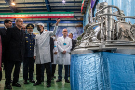 مسعود پزشکیان، رئیس جمهور و عزیز نصیرزاده، وزیر دفاع در بازدید از توانمندیهای دفاعی و فضایی وزارت دفاع