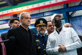 مسعود پزشکیان، رئیس جمهور، عزیز نصیرزاده، وزیر دفاع  در مراسم بازدید از توانمندیهای دفاعی و فضایی وزارت دفاع