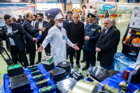 مسعود پزشکیان، رئیس جمهور و عزیز نصیرزاده، وزیر دفاع و محسن حاجی میرزایی، رئیس دفتر رئیس جمهور در بازدید از توانمندیهای دفاعی و فضایی وزارت دفاع