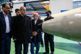 مسعود پزشکیان، رئیس جمهور و محسن حاجی میرزایی، رئیس دفتر رئیس جمهور در بازدید از توانمندیهای دفاعی و فضایی وزارت دفاع