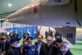 مسعود پزشکیان، رئیس جمهور و عزیز نصیرزاده، وزیر دفاع در بازدید از توانمندیهای دفاعی و فضایی وزارت دفاع