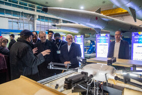 مسعود پزشکیان، رئیس جمهور و محسن حاجی میرزایی، رئیس دفتر رئیس جمهور در بازدید از توانمندیهای دفاعی و فضایی وزارت دفاع