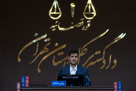 قاضی حسین‌زاده رییس شعبه ۵۵ دادگاه امور بین الملل در اولین جلسه دادگاه رسیدگی به پرونده حادثه تروریستی حرم شاهچراغ(ع)