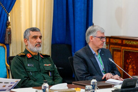حسن سالاریه، رئیس سازمان فضایی ایران و امیرعلی حاجی زاده، فرمانده نیروی هوافضای سپاه در اولین جلسه شورای عالی فضایی در دولت چهاردهم