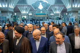 محمدباقر قالیباف رئیس مجلس و سید حسن خمینی تولیت مرقد مطهر امام خمینی(ره) و جمعی از نمایندگان مجلس در مراسم تجدید میثاق با آرمان‌های امام(ره)