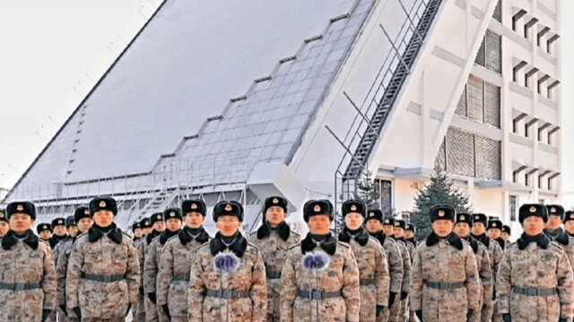 سربازان ارتش چین در مقابل رادار غولپیکر پکن از رادار غولپیکر استراتژیک خود رونمایی کرد