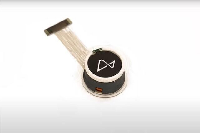 کمک گرفتن از بازوی رباتیک با تراشه مغزی «نورالینک» کمک گرفتن از بازوی رباتیک با تراشه مغزی «نورالینک»