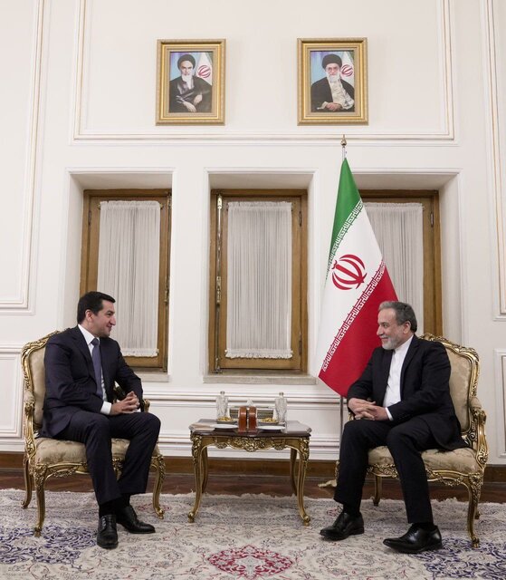 دیدار دستیار رئیس جمهور آذربایجان با عراقچی ابراز امیدواری عراقچی به گسترش روابط ایران و آذربایجان بر اساس احترام متقابل