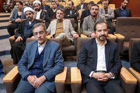 از چپ، علی منتظری، مدیر مرکز تحقیقات سنجش سلامت در مراسم تجدید میثاق دانشگاهیان و جهادگران جهاد دانشگاهی با آرمانهای امام راحل