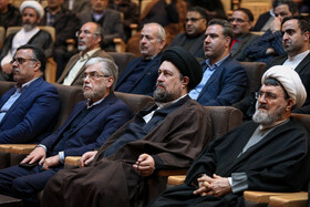 از سمت راست نفر دوم، سید حسن خمینی، تولیت مؤسسهٔ تنظیم و نشر آثار امام خمینی و حسین سیماییصراف، وزیر علوم در مراسم تجدید میثاق دانشگاهیان و جهادگران جهاد دانشگاهی با آرمانهای امام راحل