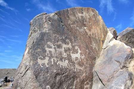 عکس: تزئینی امامیراد: سنگ نگاره کمر مقبولا در طرقبه شاندیز در معرض تخریب انسانی است