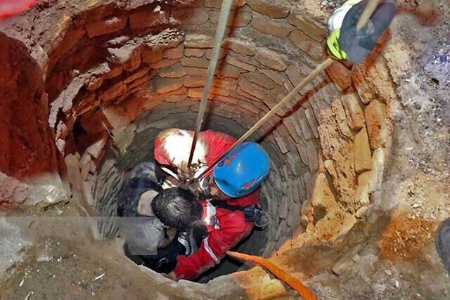عکس آرشیوی است نجات ۳ نفر در حادثه ریزش چاه در یکی از هتلهای قم