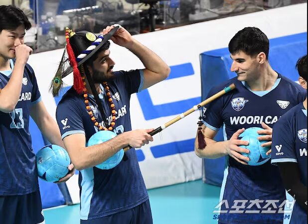 درخشش "شاهزاده ایرانی" با لباس اژدها در والیبال کرهجنوبی! + ویدیو