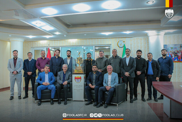 عکس آرشیوی است بعد از ۲۰ سال جام قهرمانی به خانه فولاد برگشت