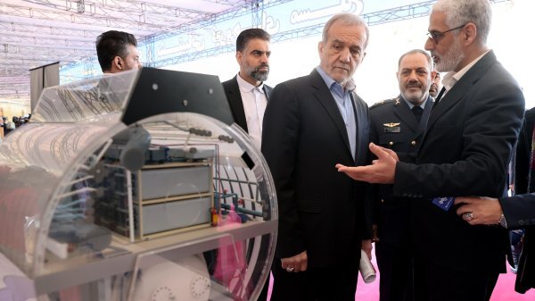 بازدید پزشکیان و اعضای دولت از نمایشگاه توانمندیهای وزارت دفاع بازدید پزشکیان و اعضای دولت از نمایشگاه توانمندیهای وزارت دفاع