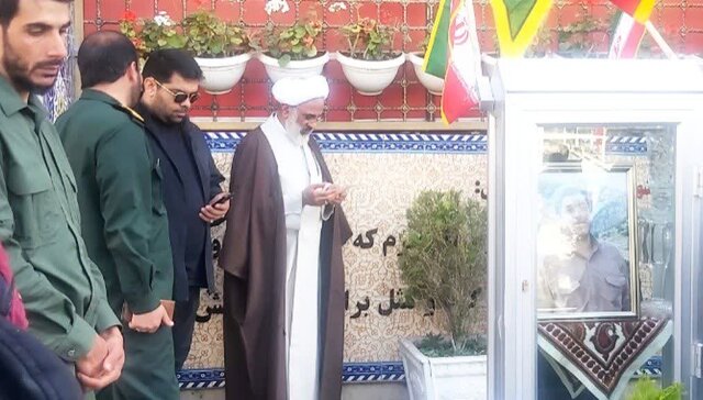 نماینده ولی فقیه در سپاه به مقام شهید حاج قاسم سلیمانی ادای احترام کرد