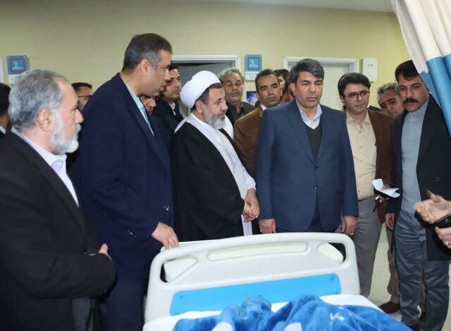 عیادت استاندار و امام جمعه از دانشآموزان آسیبدیده واژگونی اتوبوس در کرمان عیادت استاندار و امام جمعه از دانشآموزان آسیبدیده واژگونی اتوبوس در کرمان