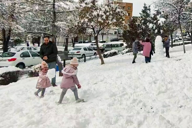 ویدیو/ شادی کودکان ملایری در برف زمستانی