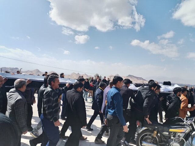 مراسم تدفین سه نفر از جانباختگان تصادف دانشآموزان کرمانی + عکس و فیلم مراسم تدفین سه نفر از جانباختگان تصادف دانشآموزان کرمانی + عکس و فیلم