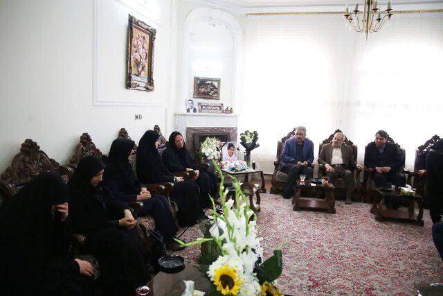 حضور دختر رییس جمهور در منزل خانواده جانباختگان حادثه کرمان حضور دختر رییس جمهور در منزل خانواده جانباختگان حادثه کرمان