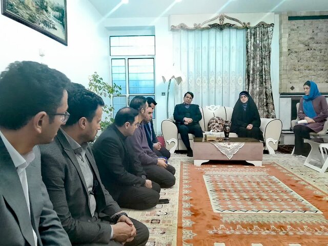 دیدار دختر رئیس جمهوری با خانواده دانشآموزان جانباخته کرمانی دیدار دختر رئیس جمهوری با خانواده دانشآموزان جانباخته کرمانی
