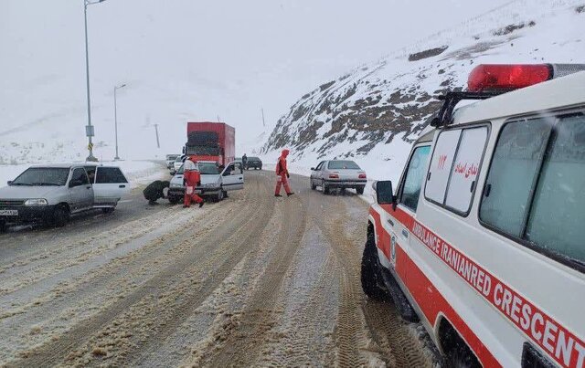 امدادرسانی به ۵۰ خودرو و ۱۵۰ مسافر توسط راهداران ملایر