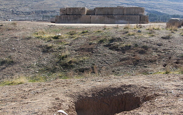 حفاری غیرمجاز در جوار تخت گوهر، اثری هخامنشی، به انگیزه یافتن گنج پای قاچاقچیان به «تختِ گُوهرِ» هخامنشی باز شد