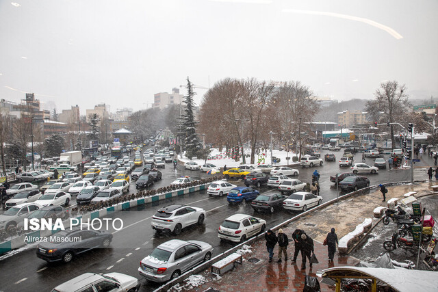 بارش برف در ۵ منطقه تهران/ آماده باش نیروهای خدمات شهری در تمامی مناطق