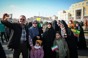 حضور خانوادگی اصفهانی‌ها در جشن ملی ۲۲ بهمن