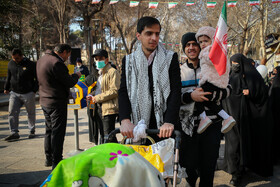 حضور خانوادگی اصفهانی‌ها در جشن ملی ۲۲ بهمن