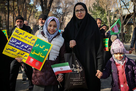 حضور خانوادگی اصفهانی‌ها در جشن ملی ۲۲ بهمن