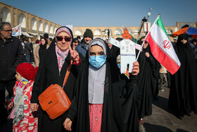 حضور خانوادگی اصفهانی‌ها در جشن ملی ۲۲ بهمن