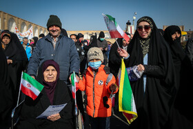 حضور خانوادگی اصفهانی‌ها در جشن ملی ۲۲ بهمن