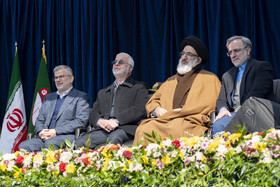 از راست- حسن مددی، دادستان عمومی و انقلاب مرکز البرز، آیت‌الله سیدمحمدمهدی حسینی همدانی، نماینده ولی فقیه در البرز و امام جمعه کرج، اسکندر مومنی وزیر کشور و مجتبی عبداللهی استاندار البرز در مراسم چهل و ششمین راهپیمایی ۲۲ بهمن - کرج