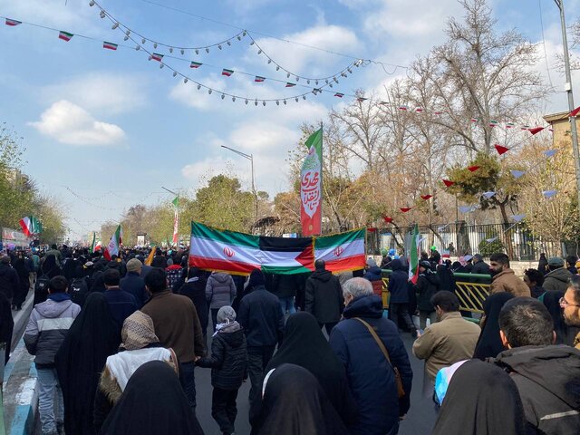 قابهایی از فرهنگ و هنر در راهپیمایی ۲۲ بهمن به روایت ایسنا