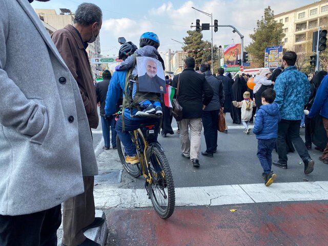 قابهایی از فرهنگ و هنر در راهپیمایی ۲۲ بهمن به روایت ایسنا