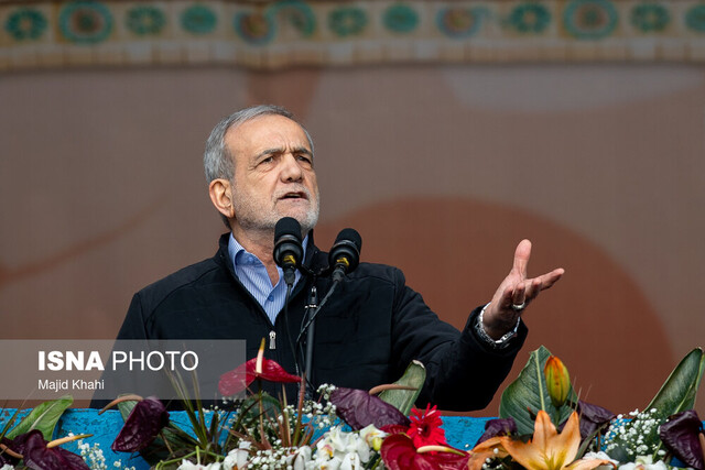 پزشکیان: برخی سعی می‌کنند تقصیرات را گردن وزیر اقتصاد بیاندازند/نباید در میدان دشمن بازی کنیم