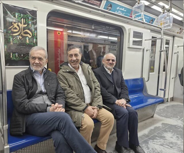 بازگشت رئیسجمهور از راهپیمایی ۲۲ بهمن با مترو بازگشت رئیسجمهور از راهپیمایی ۲۲ بهمن با مترو