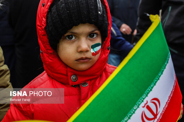 عکس تزیینی است مجریان کودک تلویزیون در راهپیمایی ۲۲ بهمن