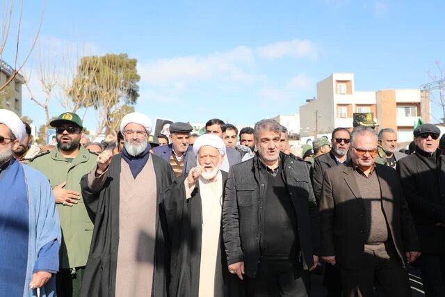 عضو مجمع تشخیص مصلحت نظام در سمنان: ۴۹ درصد جمعیت ایران قبل از انقلاب زیر خط فقر بودند