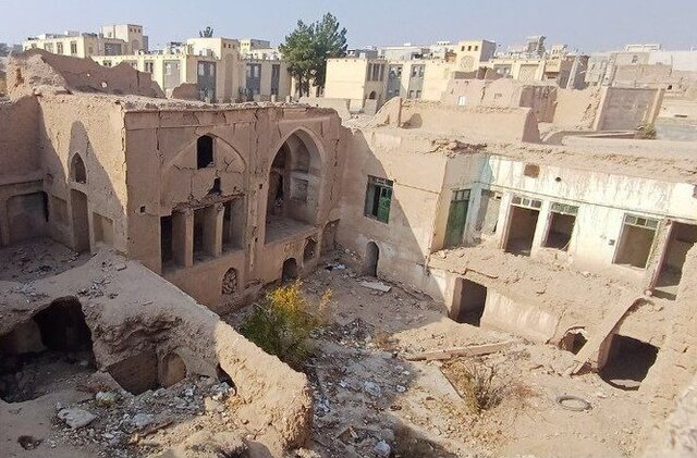 عکسهای این گزارش را حسین ترحمی در اختیار ایسنا گذاشته است. پروندههایی که روی زمین ماندهاند و بوی تخریب از آنها به مشام میرسد!