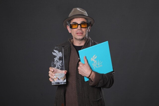 ویدیو/ «موسی کلیمالله» بهترین سیمرغ برای طراحی صحنه را بالا برد ویدیو/ «موسی کلیمالله» بهترین سیمرغ برای طراحی صحنه را بالا برد