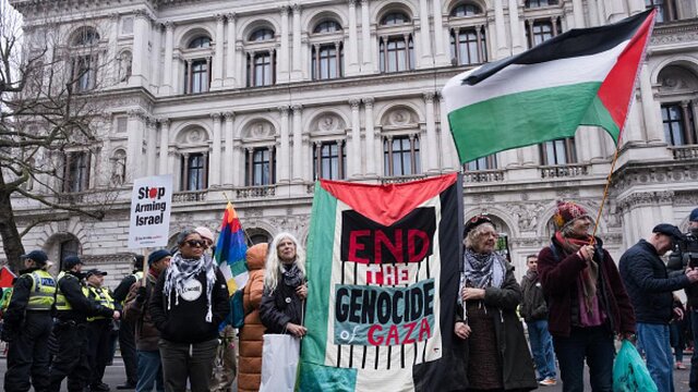 تظاهرات در مخالفت با جنگ غزه در لندن، ژانویه ۲۰۲۵ قاضی انگلیسی: اسرائیل مرتکب نسلکشی در غزه شده است