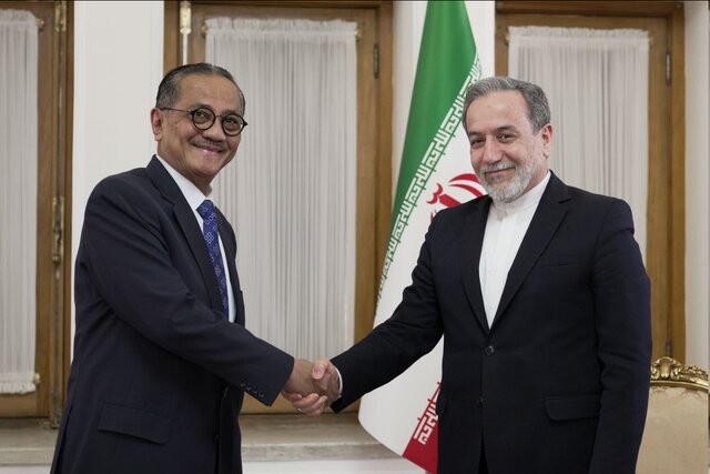 خداحافظی سفیر اندونزی با عراقچی خداحافظی سفیر اندونزی با عراقچی