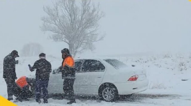 خودروی حادثهدیدگان در بیارجمند نجات ۱۶ مسافر سرگردان در بوران شدید بیارجمند