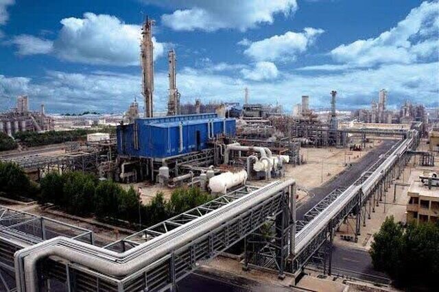 تصویر تزیینی است علت برخاستن دود برفراز پتروشیمی تبریز چیست؟