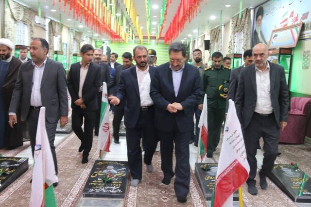 تجدیدپیمان وزیر صمت با شهدای دیلم تجدیدپیمان وزیر صمت با شهدای دیلم